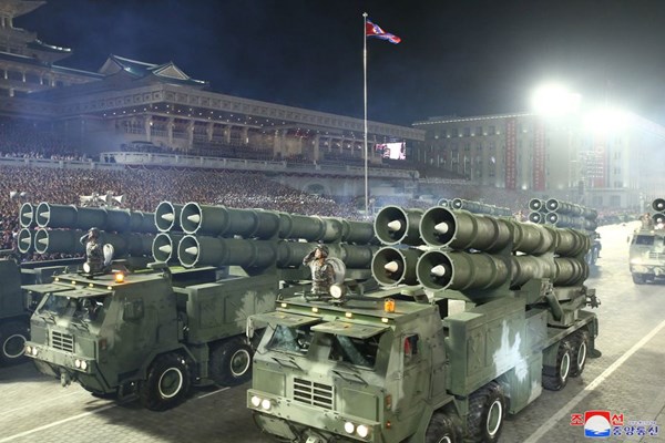 کیم در مراسم رژه ارتش: تسلیحات اتمی را توسعه می‌دهیم+عکس