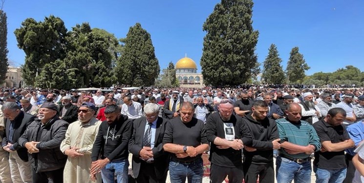 ۶۰ هزار فلسطینی دومین نماز جمعه رمضان را در مسجد الاقصی اقامه کردند