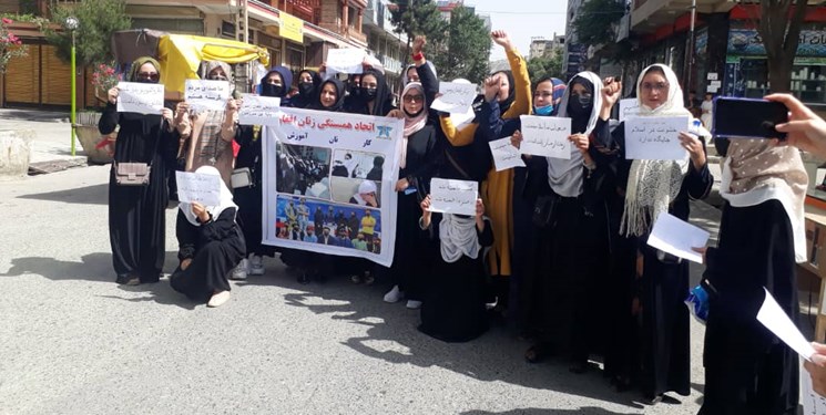 تجمع بانوان کابلی در اعتراض به تعطیلی مدارس دخترانه در افغانستان