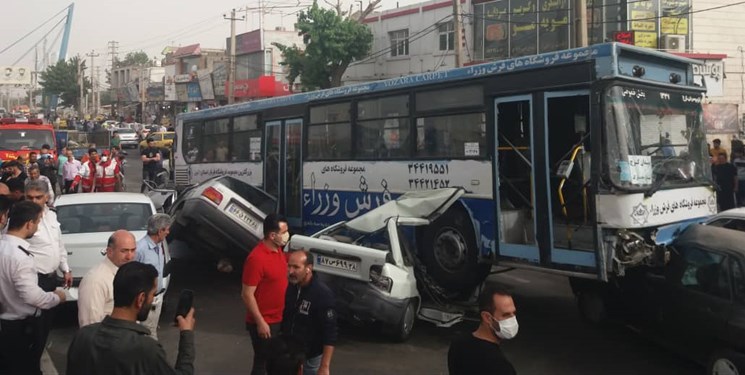 تصادف اتوبوس با پنج خودرو در حصارک کرج
