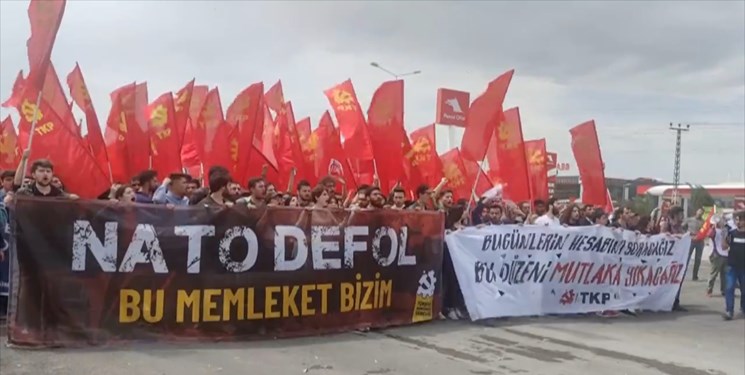 تظاهرات ضد آمریکایی مردم ترکیه نزدیک پایگاه اینجرلیک+فیلم