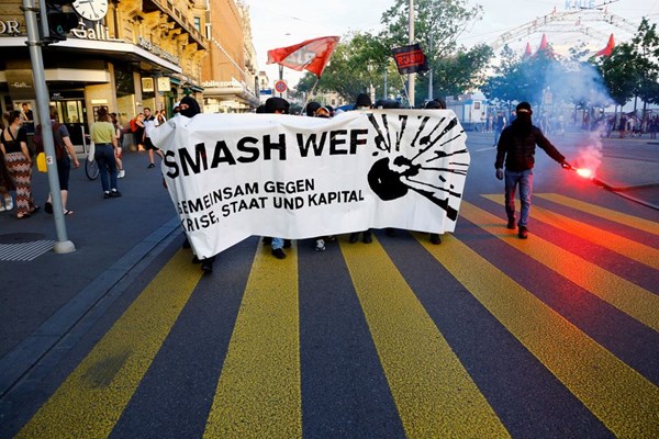 تظاهرات علیه اجلاس سرمایه‌داران «داووس» به خشونت کشیده شد+عکس