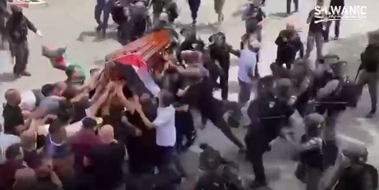 حمله وحشیانه صهیونیست‌ها به مراسم تشییع جنازه خبرنگار شبکه «الجزیره»+ویدئو
