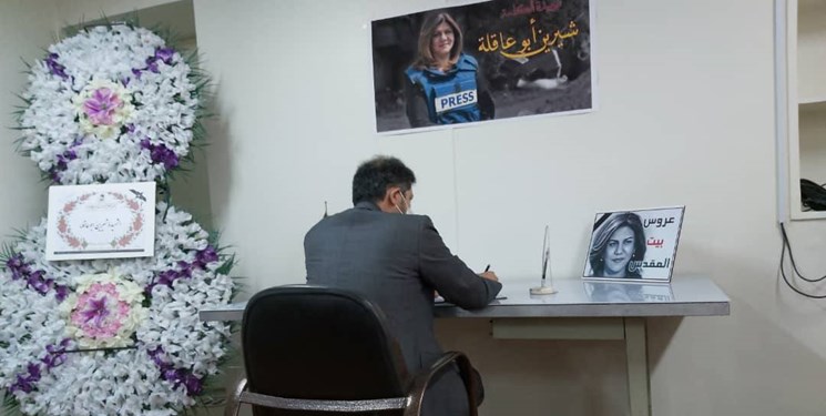 خطیب‌زاده در سفارت فلسطین و امضای دفتر یادبود شهید ابوعاقله