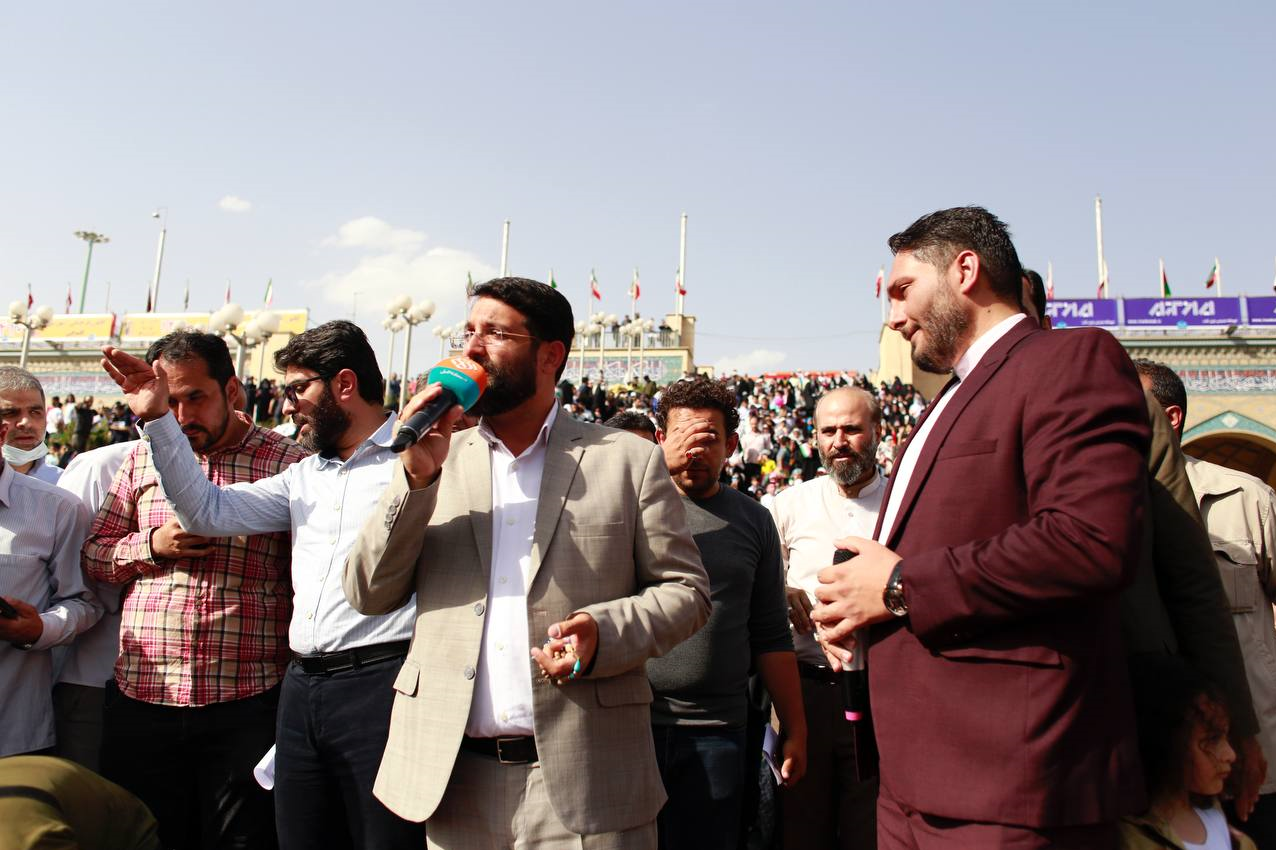 دهه هشتاد و نودی‌ها در نمایشگاه کتاب سرود «سلام فرمانده» را همخوانی کردند+تصاویر