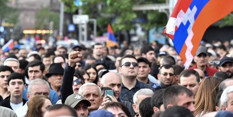 معترضان ارمنستانی ورودی اقامتگاه ریاست‌جمهوری را بستند