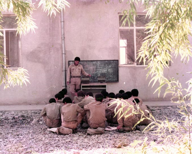 معلمانی که با شاگردانشان در جبهه همرزم شدند تا درس در جنگ تعطیل نشود+تصاویر