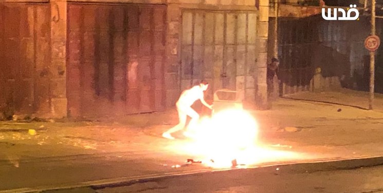 مقابله جوانان فلسطینی با آتش در برابر اشغالگران+عکس