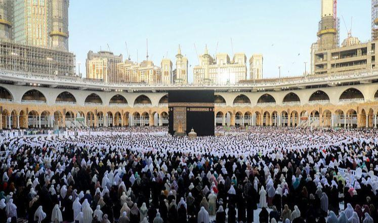 نماز عید فطر بدون فاصله‌گذاری در مسجدالحرام اقامه شد+عکس و فیلم