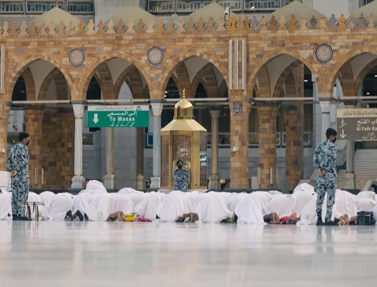 نماز عید فطر بدون فاصله‌گذاری در مسجدالحرام اقامه شد+عکس و فیلم