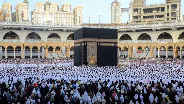 نماز عید فطر بدون فاصله‌گذاری در مسجدالحرام اقامه شد+عکس و فیلم