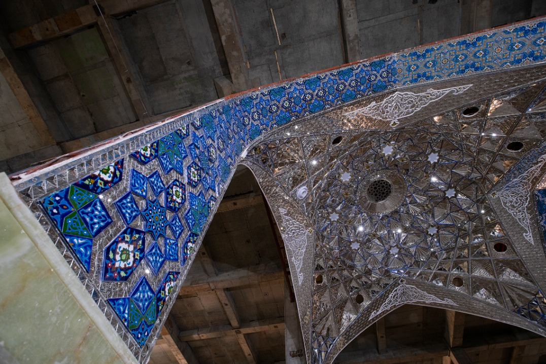 هنرمندان ایرانی آینه‌کاری صحن حضرت زینب در کربلا را آغاز کردند+ عکس و فیلم