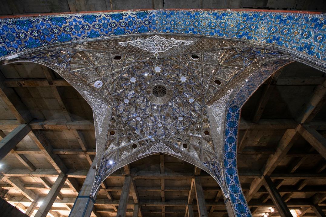 هنرمندان ایرانی آینه‌کاری صحن حضرت زینب در کربلا را آغاز کردند+ عکس و فیلم