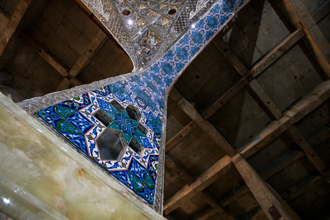 هنرمندان ایرانی آینه‌کاری صحن حضرت زینب در کربلا را آغاز کردند+ عکس و فیلم
