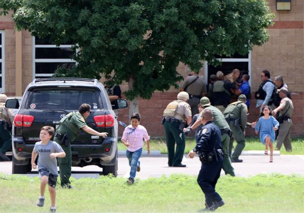 پدر یکی از قربانیان تیراندازی تگزاس: پلیس اجازه داد بچه‌هایمان سلاخی شوند