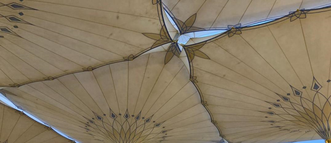 نصب چترهای بزرگ به عنوان سایه‌بان در مسجدالحرام با وجود مخالفت‌ها+عکس