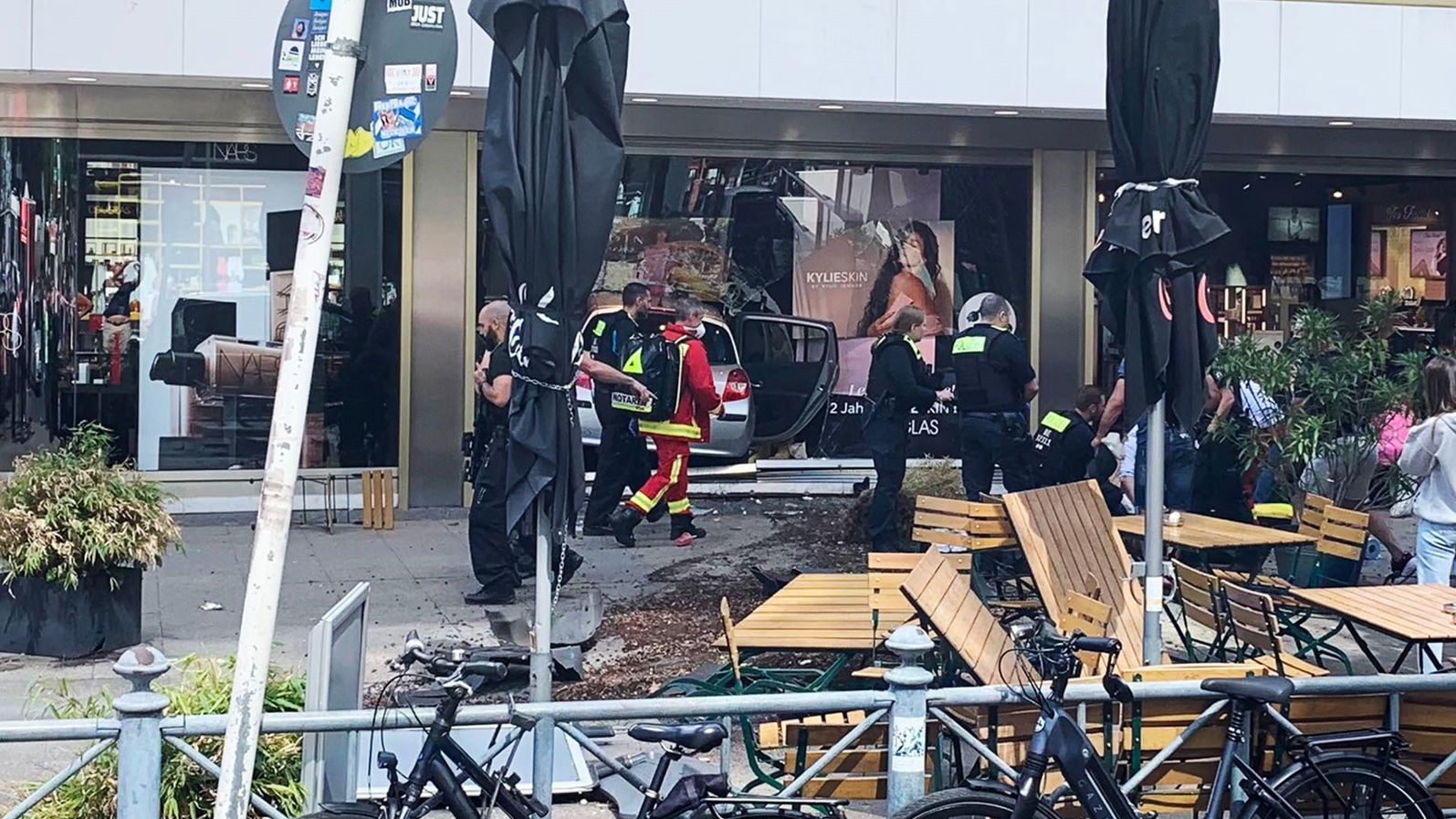 ورود خودرو به میان جمعیت در برلین؛ یک نفر کشته و ۳۰ نفر زخمی شدند