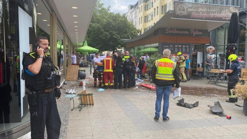 ورود خودرو به میان جمعیت در برلین؛ یک نفر کشته و ۳۰ نفر زخمی شدند