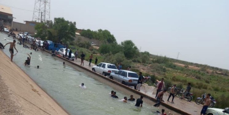 روستای ۵ هزار نفره منصوره در شاگان روزانه ۱۲ ساعت قطعی برق دارد!/خطر مرگ در اثر شناکردن در کانال