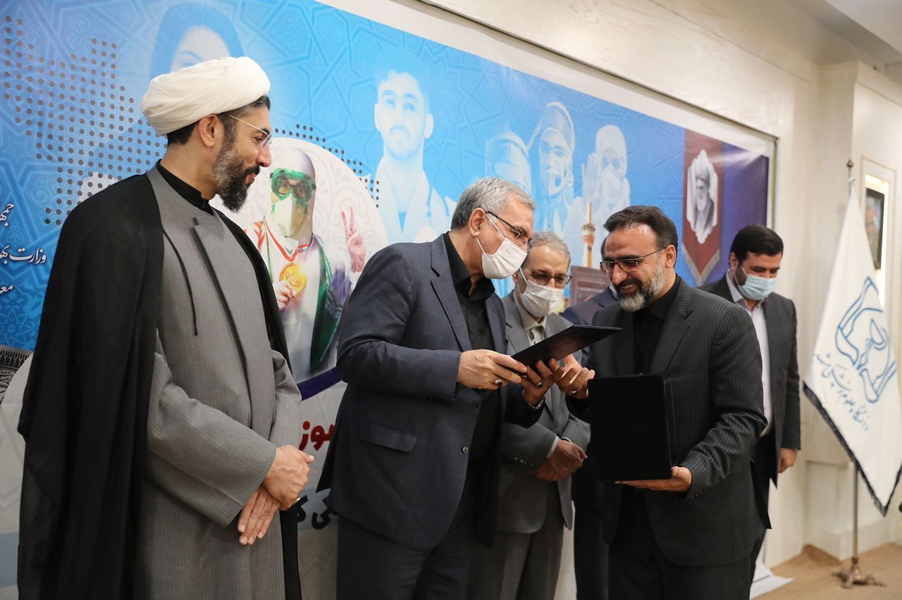 دوره آموزشی “همراه با حکیمان” با حضور وزیر بهداشت در مشهد به کار خود پایان داد