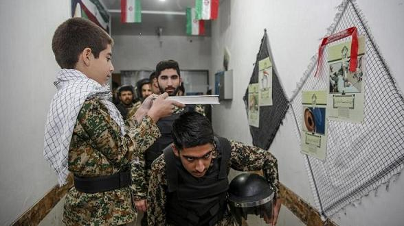 حراست «ایران» در حصار بازوان بسیج/ نیت کرده حافظ مردم باشد حتی با «زخم» و «سیلی»!