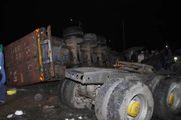 تصادف کامیون با کامیونت در بزرگراه آزادگان