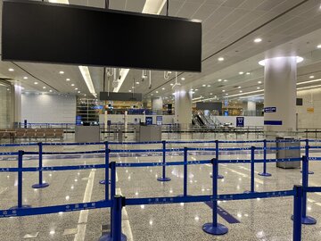زبان فارسی در فرودگاه شانگهای/بفرمایید ‌پاسپورت بدهید