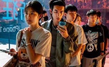 صف‌های طولانی در چین برای خرید آیفون ۱۵/ عکس