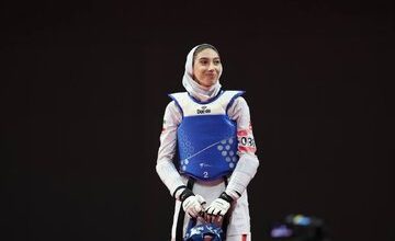 عکس‌| اهدای مدال بازی‌های آسیایی به دختر ایرانی