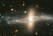 کهکشان نادری که در نوار کیهانی رمزآلود پیچیده شده