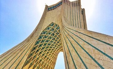 چرا برج آزادی تهران قرمز شد؟