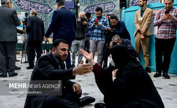 حرکت عجیب وزیر رئیسی در حسینیه ارشاد +عکس