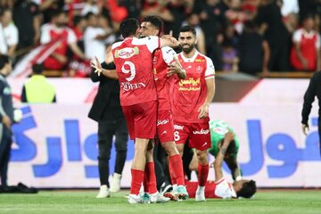 عکس| همسران ۳ بازیکن پرسپولیس در ورزشگاه آزادی