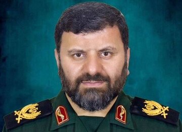 عکسی از اعطای درجه نظامی به سرتیم حفاظت ابراهیم رئیسی توسط فرمانده کل سپاه