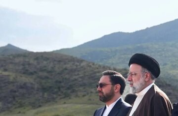 عکسی تلخ از آخرین وداع خانواده استاندار شهید با پیکر فرزندشان