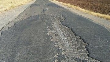 نیاز مبرم به ترمیم زیر ساخت و آسفالت مسیرهای روستایی شهرستان کرخه 