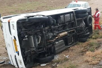 واژگونی یک دستگاه مینیبوس حادثه ساز شد