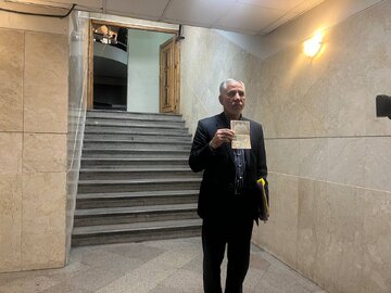 این زن با شناسنامه در دست وارد وزارت کشور شد /کاندیداتوری یک نماینده دیگر ادوار مجلس در انتخابات ۱۴۰۳ +عکس
