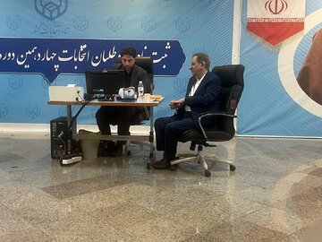 رفتار عجیب مسئولان ستاد انتخابات با جهانگیری /۳ بار تذکر به آقای کاندیدا بعد از قطع میکروفن