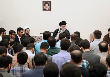 رهبر انقلاب: هر دولتی که سرکار بیاید باید استقلال سیاسی کشور را حفظ کند /میتوانید تاریخ را عوض کنید