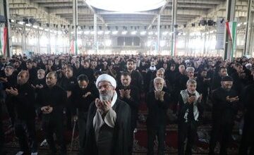 اقامه نماز ظهر عاشورا در سمنان به امامت حجت‌الاسلام والمسلمین مطیعی