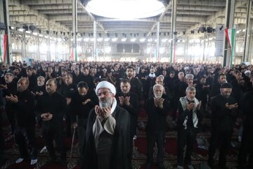 اقامه نماز ظهر عاشورا در سمنان به امامت حجت‌الاسلام والمسلمین مطیعی