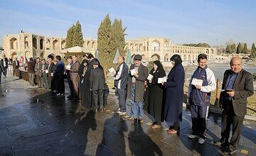 حضور اقوام و اقشار مختلف نصف جهان در انتخابات/احیای زاینده رود مهم ترین دغدغه مردمی