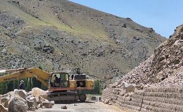 ریزش کوه، جاده خوی به قطور را بست