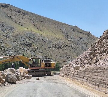 ریزش کوه، جاده خوی به قطور را بست