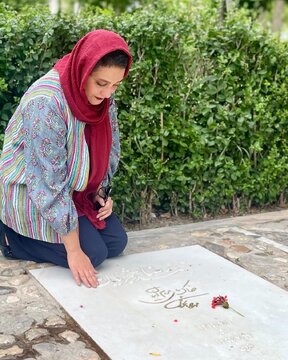 عکسهای خانم بازیگر در مزار استاد شجریان