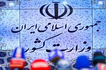 پس لرزه پیامک وزارت کشور به مردم درباره انتخابات /آذری جهرمی کنایه زد /خب برادر پیامک نزن!