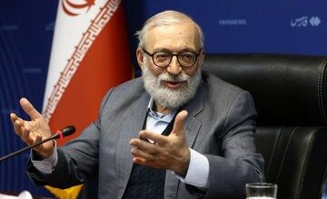 جواد لاریجانی با تحلیل های سطحی در باره مسائل داخلی و خارجی دنبال چه هدفی است؟