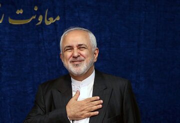 ظریف: پزشکیان توانست کشور را از جنگ دور کند/ گناه من این است که بازی برخی ها برای به قهر کشاندن مردم را بهم زدم؟/ چرا نباید با خارج گفتگو کنیم