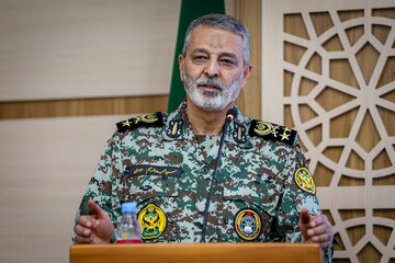 فرمانده کل ارتش: از یک پایگاه پهپادی رونمایی کردیم، هنوز دنبالش میگردند!/ دشمن پرت و پلا میگوید